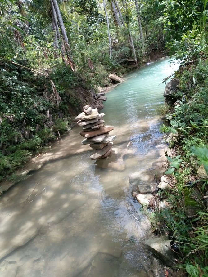 batu bertumpuk di sungai bantul