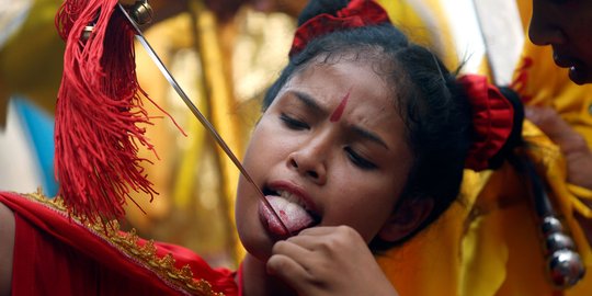 Ekstremnya atraksi iris lidah dalam Festival Hei Neak Ta di Kamboja