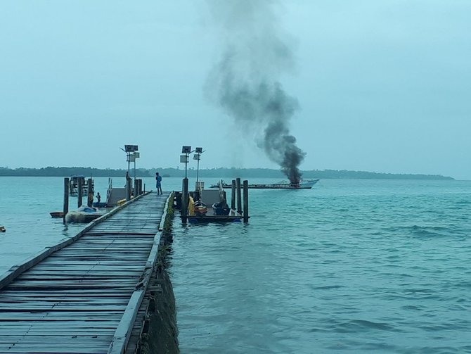 kapal pesiar terbakar di maratua