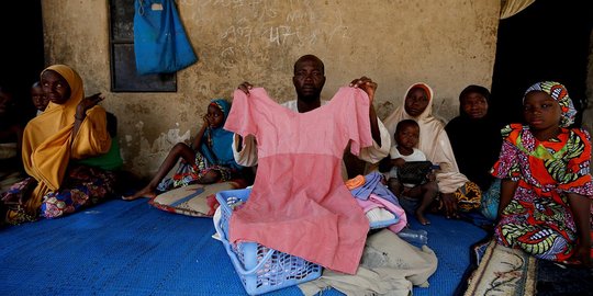 Pilu orang tua kenang anak yang diculik Boko Haram lewat pakaian