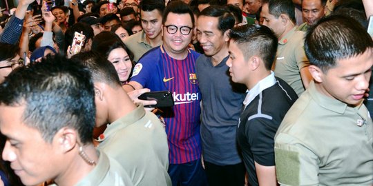 Hadiri Sneakers Day di Senayan City, Jokowi & Paspampres tampil sporty