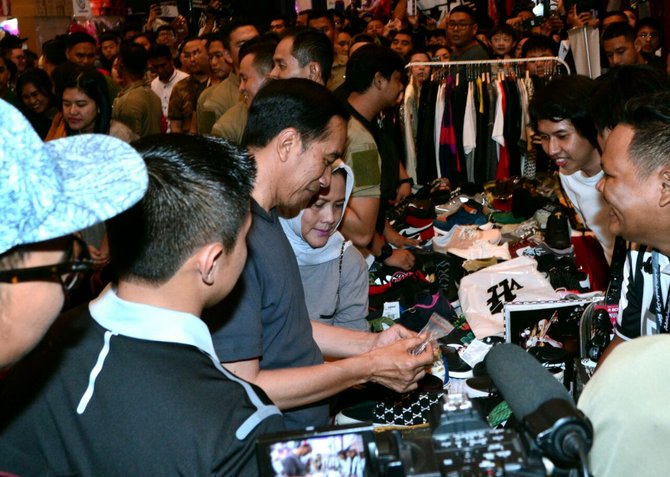 jokowi kunjungi acara sneakers day di mall