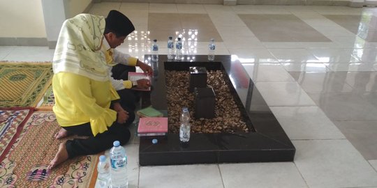 Meski sibuk kampanye, Nurdin Halid sempatkan untuk ziarah ke makam Ibu