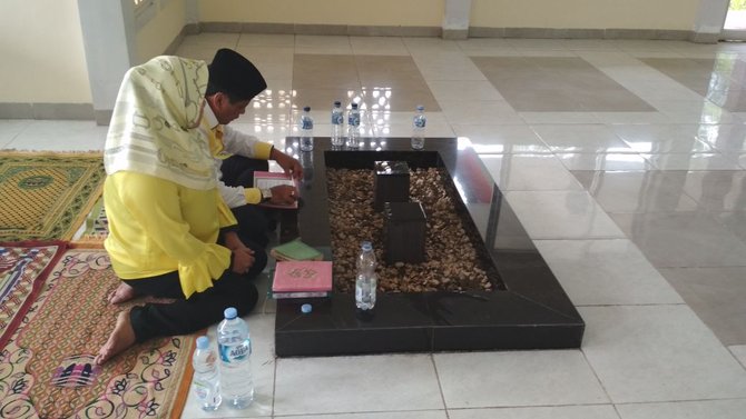 nurdin halid ziarah ke makam ibu di bone