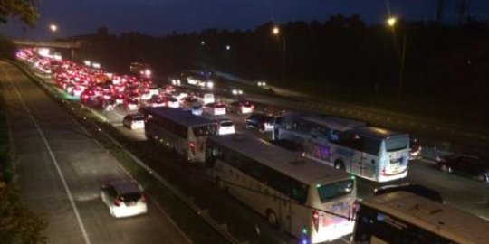 Ada ganjil genap Tol Cikampek, masyarakat diharapkan beralih ke transportasi umum