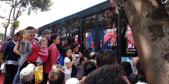 Ketika warga teriaki bus Transjakarta yang lewat saat karnaval Cap Go Meh