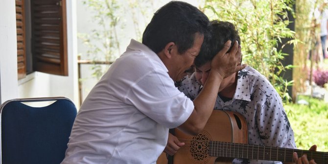 Momen haru pertemuan pemuda tunanetra dengan sang ayah di 