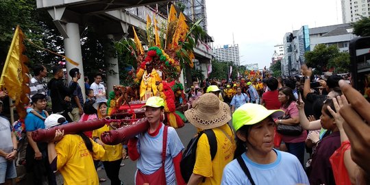 Gotong Tepekong di perayaan Cap Go Meh terganggu orang menyeberang di JPO