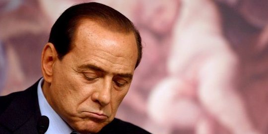 Sedang mencoblos, eks PM Italia diadang wanita bertelanjang dada