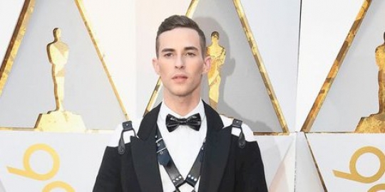 Pakai Strap Adam Rippon Curi Perhatian di Red Carpet 