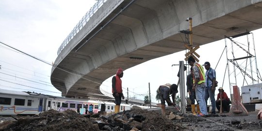 Penutupan perlintasan KA di bawah flyover Cipinang Lontar