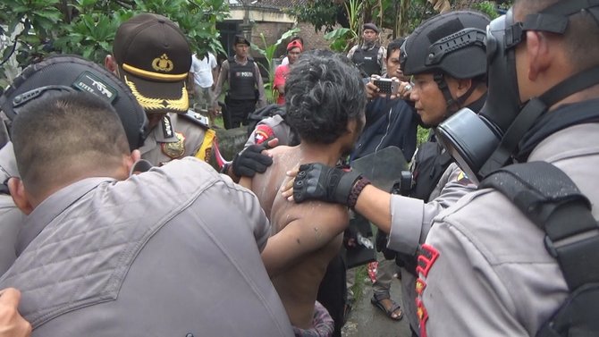 orang gila di mojokerto ngamuk