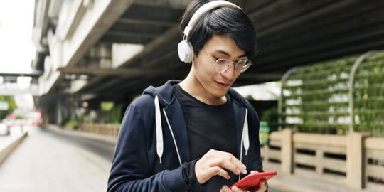 dengan suara keras