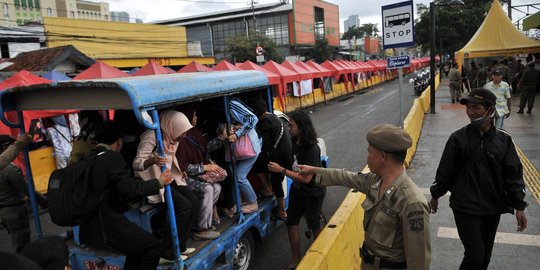 Bukti dugaan pungli PKL di Tanah Abang diserahkan ke Polda Metro