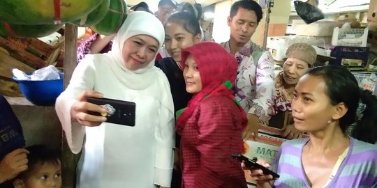 Blusukan ke pasar Surabaya, Khofifah janjikan KUR ke pedagang