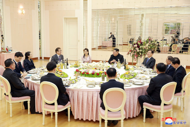 suasana makan malam kim jong un dengan delegasi korsel di pyongyang
