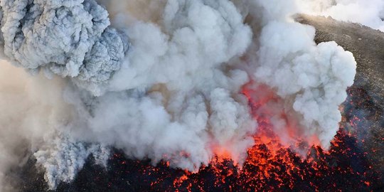 Penampakan kawah Gunung 'James Bond' di Jepang saat meletus