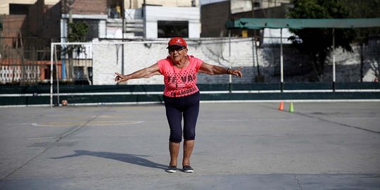 Semangat nenek 92 tahun jadi pelatih sepak bola di Peru