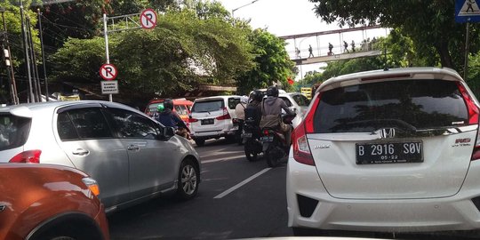 Angkot mangkal jadi biang kerok kemacetan parah di Tanjung Barat & Lenteng Agung