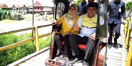 Keliling kampung, Nurdin Halid dan Istri susur Jembatan Gantung dengan Bentor