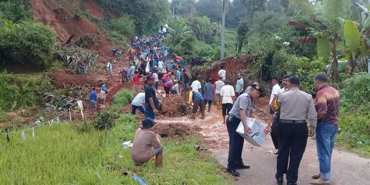 Hujan deras sejak Selasa, Limapuluh Kota alami longsor di dua titik