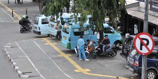 Trotoar selebar 7 meter di Jatinegara berubah jadi parkir liar dan PKL