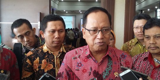 Menristek Dikti soal larangan bercadar: Itu urusannya kampus