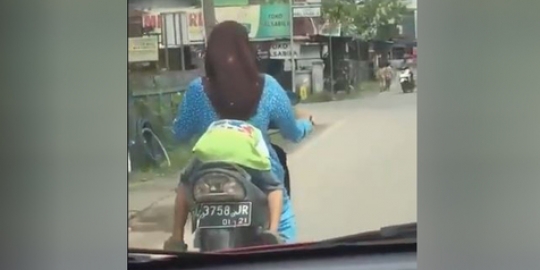 Anak ketiduran di motor, emak-emak ini tetap nekat melaju kencang