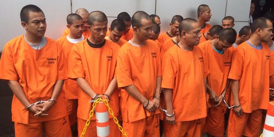 Terbang dari Medan, 3 pemuda selundupkan 1.028 gram sabu dalam sepatu