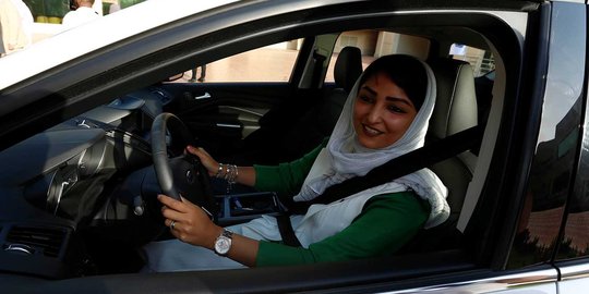 Kegembiraan perempuan Saudi saat belajar nyetir pertama kali