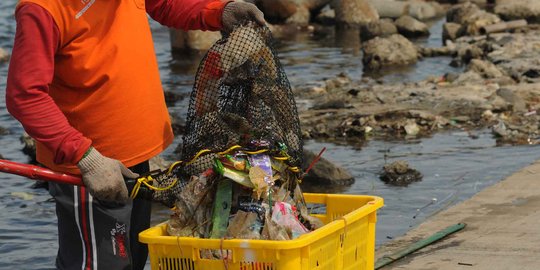 Di tahun ini, sampah plastik di laut Indonesia akan lebih banyak dari jumlah ikan