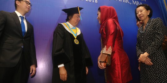 Puti kepada Bos Mayapada yang dapat gelar Honoris: Pak Tahir menginspirasi kita semua