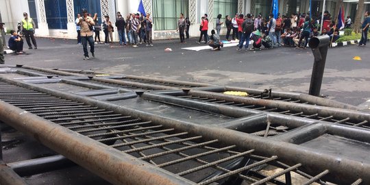 Tolak UU MD3, mahasiswa tumbangkan gerbang DPRD Sumut