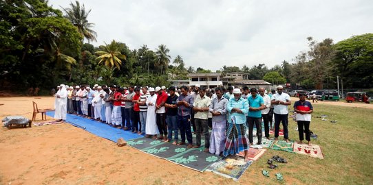 Masjid dibakar, umat Islam Sri Lanka tetap khusyuk Jumatan di lapangan