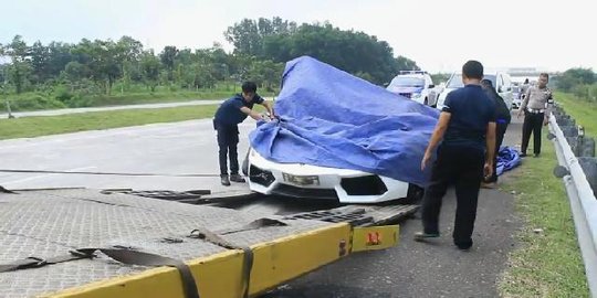 Club Lamborghini  tabrakan beruntun di  Tol  Cipali  merdeka com