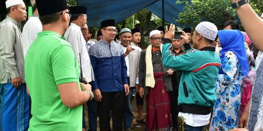 Sapa warga Depok, Ridwan Kamil naik KRL dari Manggarai