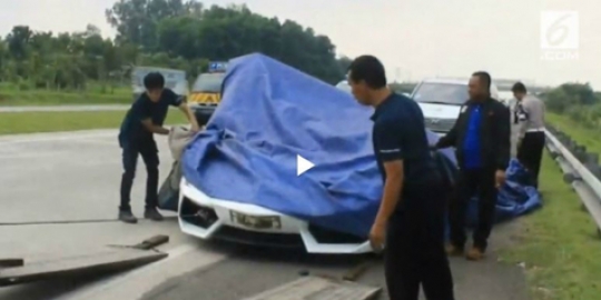 Rombongan Lamborghini kecelakaan beruntun di tol cipali