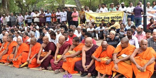 Tunjukkan solidaritas, ratusan biksu kunjungi masjid di Sri Lanka