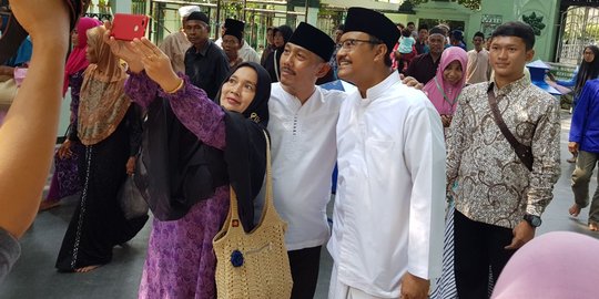 Blusukan di Pasar Larangan, Gus Ipul disambut lagu 'Kabeh Sedulur, Kabeh Makmur'