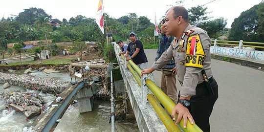Puncak sedang hujan saat bos Matahari terjatuh di sungai Ciliwung
