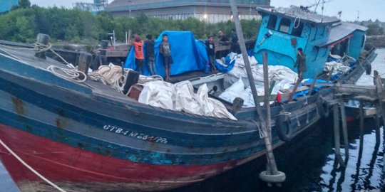 Polisi Dumai temukan kapal berisi 325 bal pakaian selundupan dari luar negeri
