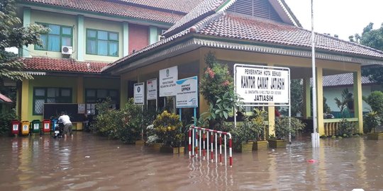 Hujan deras di Bekasi, kantor Kecamatan Jatiasih kebanjiran