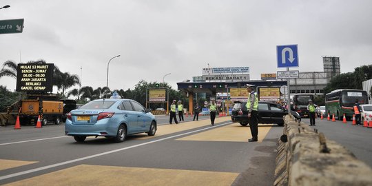 Hari pertama sistem ganjil genap di Gerbang Tol Bekasi Barat 1