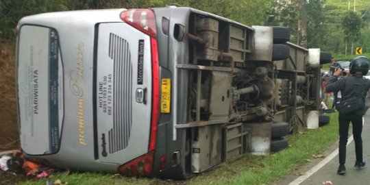 Bus Travel terguling di Tanjakan Emen, 7 orang luka berat