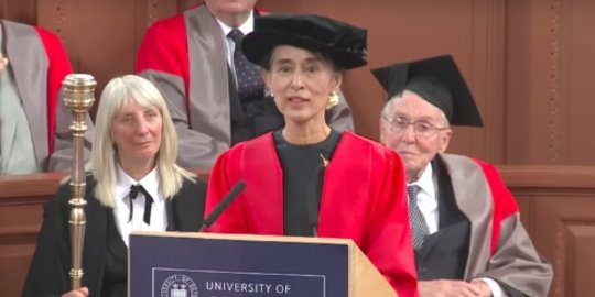 cabut gelar kehormatan aung san suu kyi