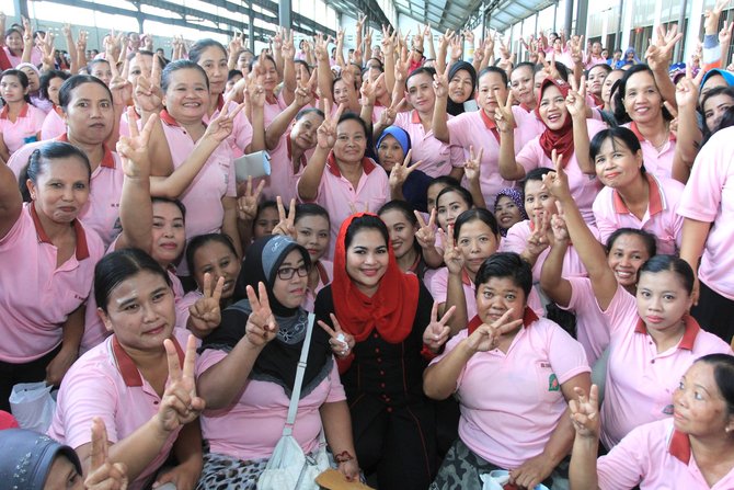 puti kunjungi pabrik rokok di jember