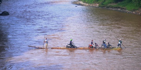 Warga nekat menyeberang Sungai Cisadane dengan rakit bambu