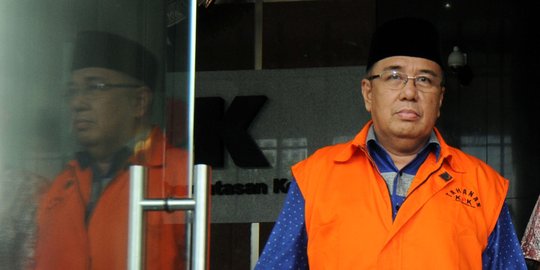 Ekspresi santai tersangka Asrun usai tandatangani perpanjangan penahanan di KPK