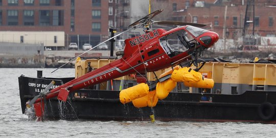 Evakuasi helikopter jatuh ke sungai New York gunakan pelampung