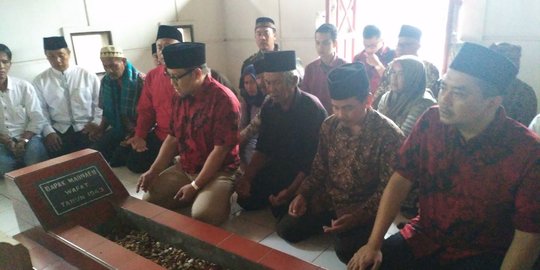 Ziarah ke makam Marhaen berbaju merah, kode Cak Imin biar diduetkan dengan Jokowi